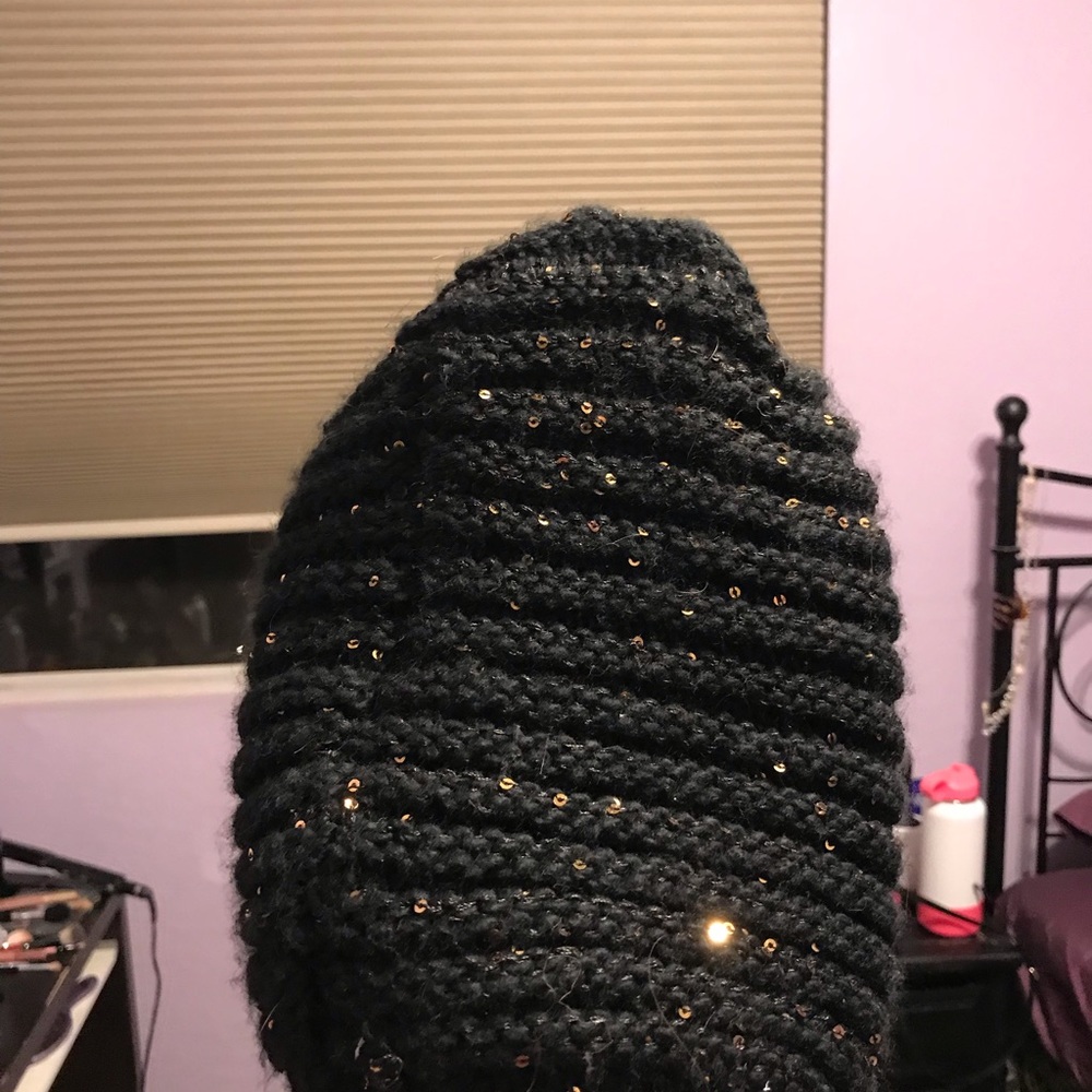 BLACK BEANIE WITH GOLD SEQUINS